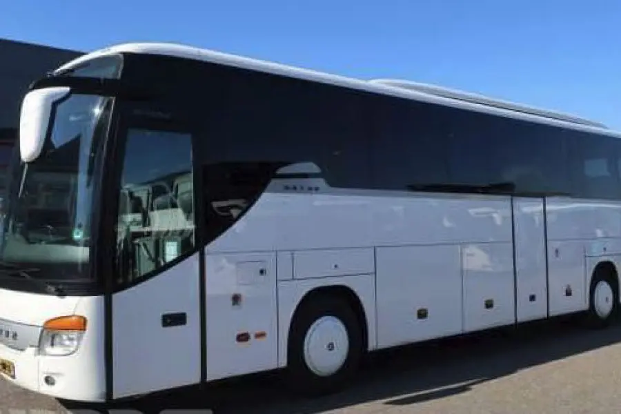 DMC Belgium white coach Coaches